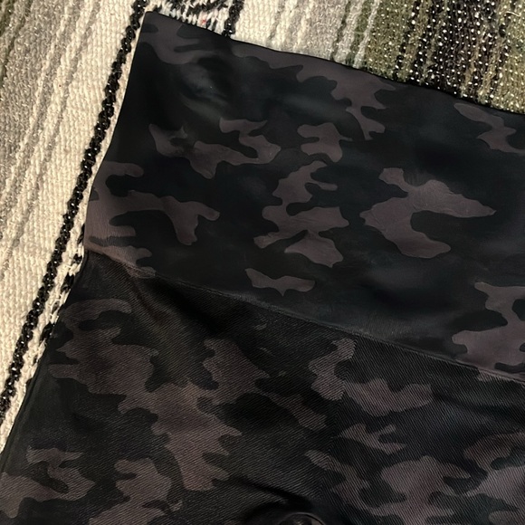 New SPANX Look at Me Now Biker Shorts in Black Camo Size Large - Picture 7 of 9